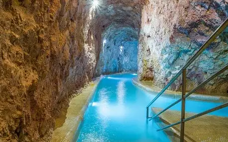Miskolc v Diósgyőri Várkert Panzió s celodenní vstupenkou do unikátních jeskynních lázní + sauna a polopenze