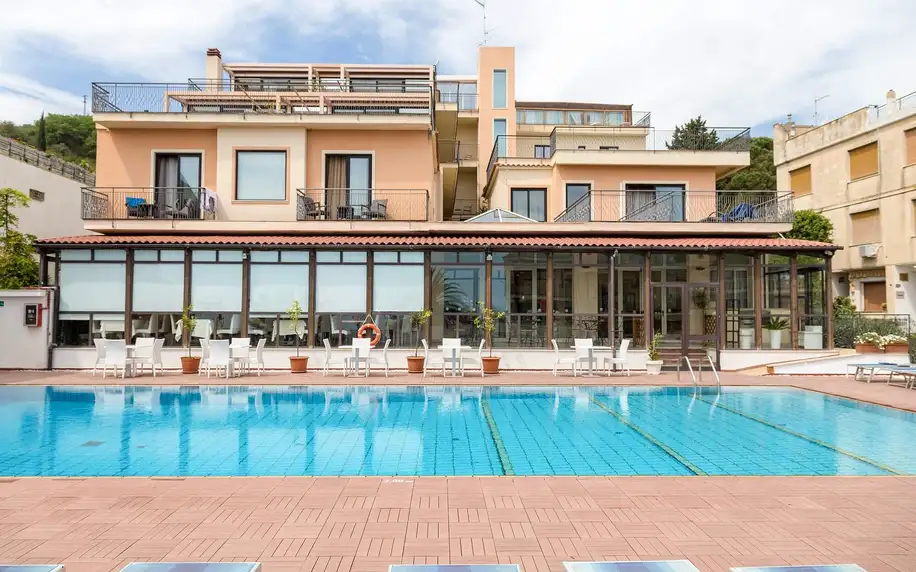 Léto na Sicílii: 4* hotel 4 minuty od moře, strava