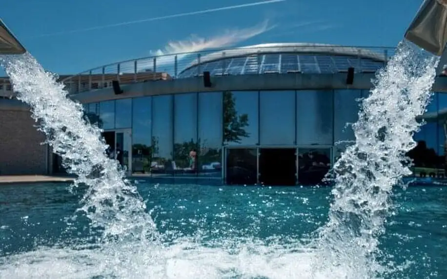 Maďarsko: MJUS Resort & Thermal Park **** s vlastními termály (1 800 m²), wellness a saunami + polopenze