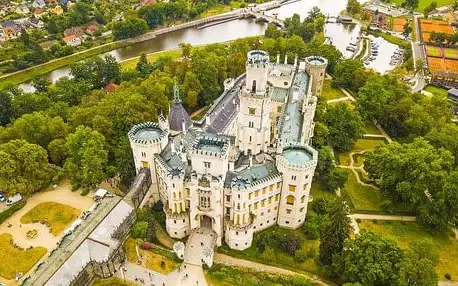 Hluboká nad Vltavou jen 700 m od zámku: Hotel Záviš z Falkenštejna **** s polopenzí, vstupem do lázní i zoo