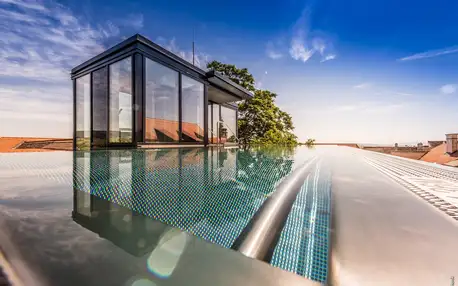 Panoramatický bazén s výhledem na vinohrady
