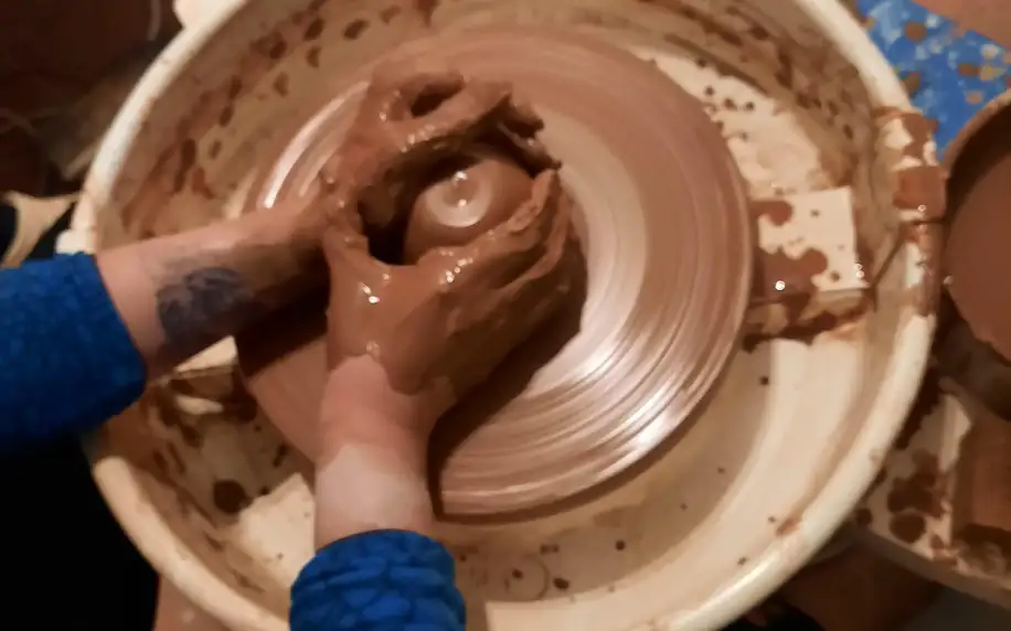 Kurzy keramiky: výroba misky, hrnku nebo glazování