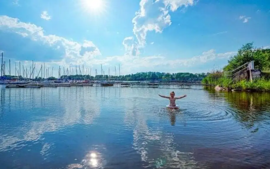 Lipno: Frymburk ve Fontána Blue Marine Resortu s polopenzí, neomezeným wellness s bazénem a slevou na kola