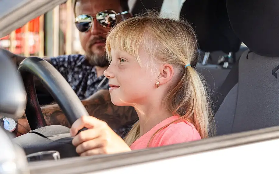 Autoškola pro děti: 15–40 min. jízdy na cvičné ploše