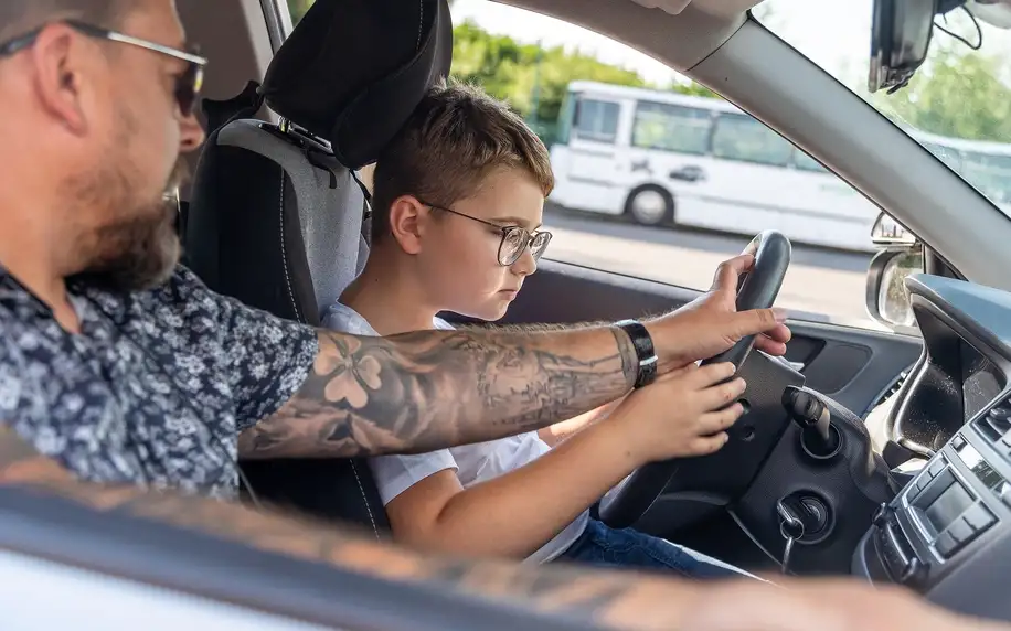 Autoškola pro děti: 15–40 min. jízdy na cvičné ploše