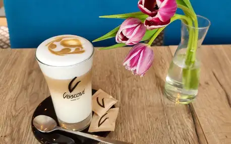 Káva v centru Budějovic: latte, flat white i cappuccino