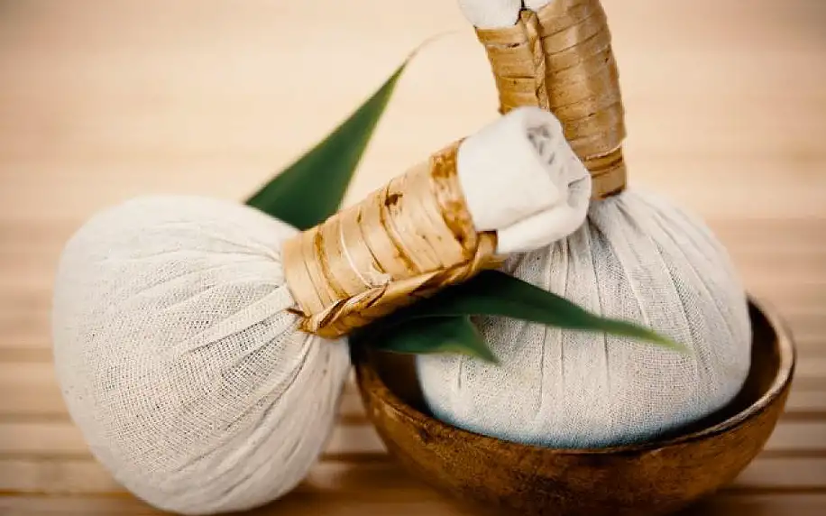 Královská thajská bylinná masáž s olejem
