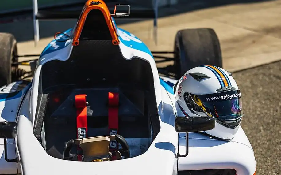 Jízda plná adrenalinu ve Formuli F4 na závodním okruhu Autodromu Brno