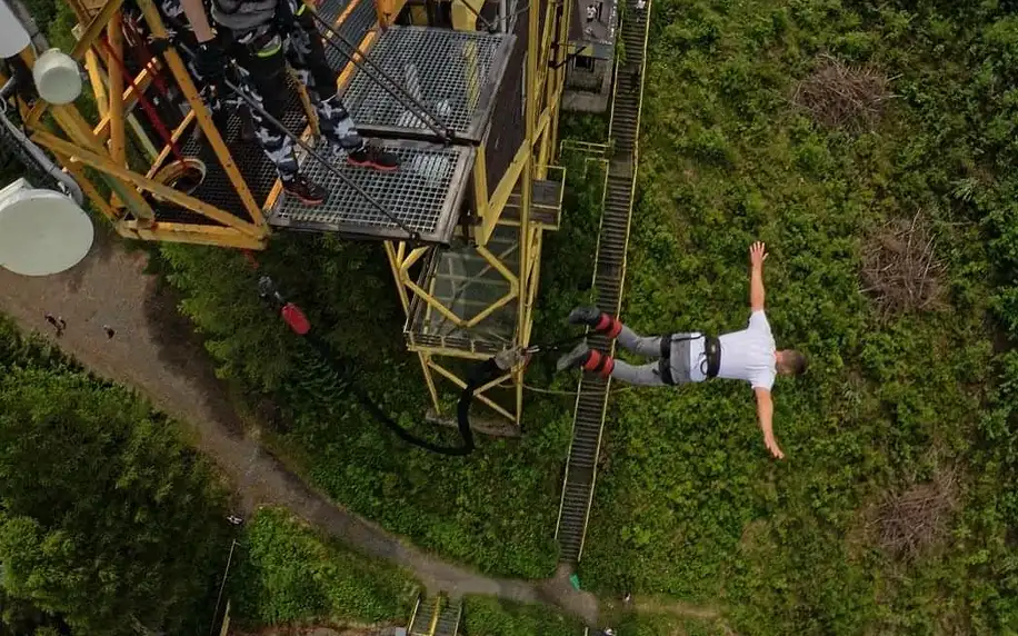 Bungee jumping z televizní věže Harrachov
