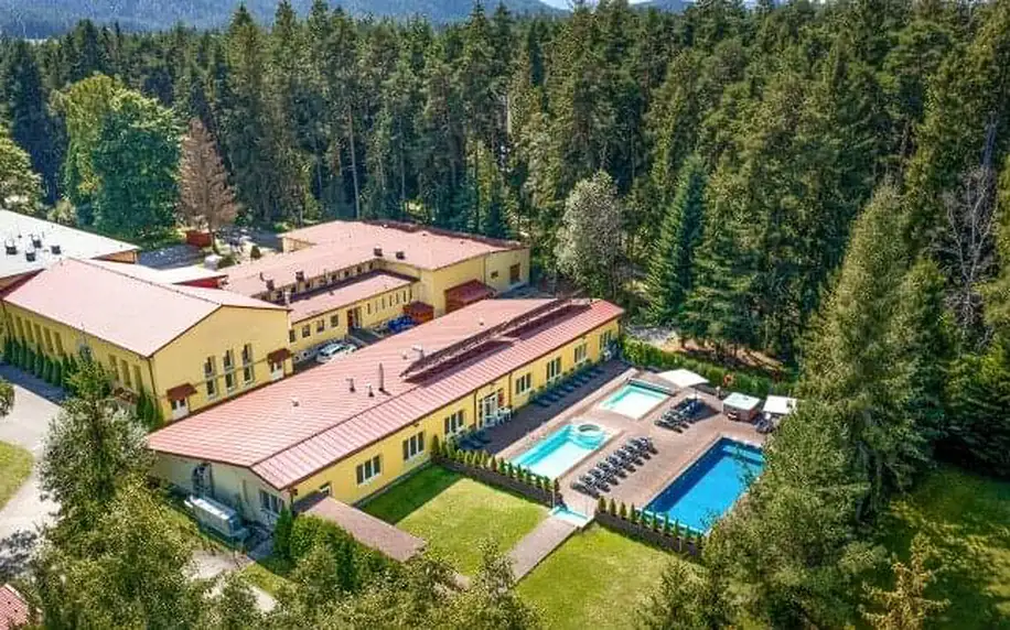 Vysoké Tatry ve Family Resortu Lučivná s polopenzí, venkovními bazény, wellness centrem a kávou s dezertem