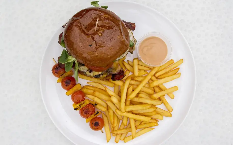 Burger podle výběru, hranolky i dip k odnosu s sebou