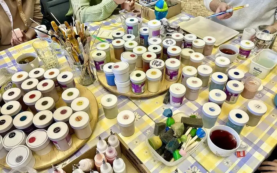 Malování na keramiku v pohodovém hygge ateliéru – univerzální poukaz