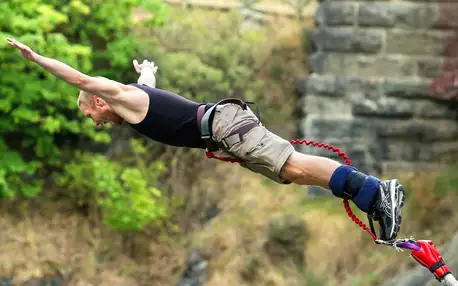 Extrémní bungee jumping z nejvyššího mostu v ČR