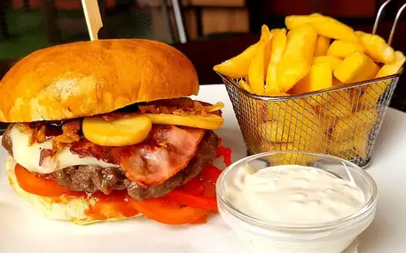 Burger menu se steakovými hranolky v Táboře