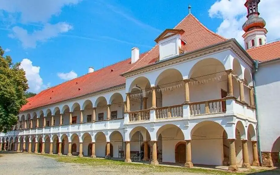 Ivančice u Brna, zámku Oslavany a klášteru Rosa coeli v Penzionu U Brázdů se snídaní a vstupy na dvě výstavy