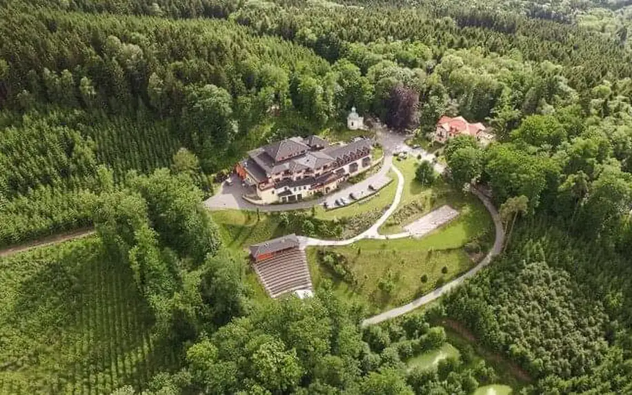 Rychnov nad Kněžnou: Hotel Studánka **** obklopený přírodou s polopenzí, wellness, romantickou koupelí + zábal