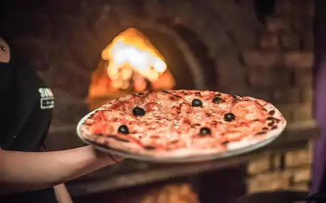 1 či 2 pizzy o průměru 33 cm dle výběru z 11 druhů
