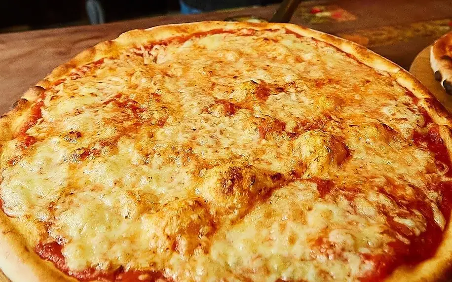 1–2 pizzy o průměru 33 cm či Calzone dle výběru