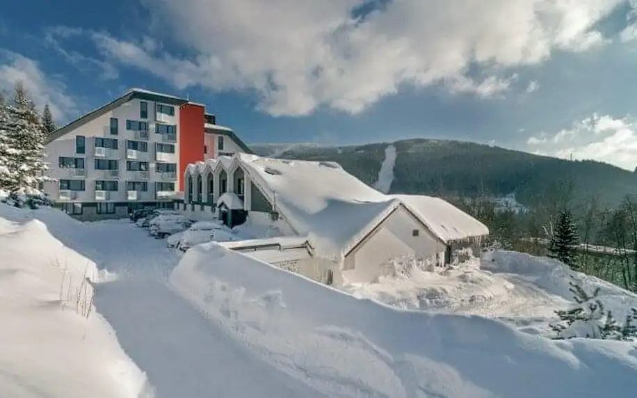 Špindlerův Mlýn: Wellness Hotel Astra *** Superior s polopenzí, krytým bazénem a saunami + jízdenky na lanovky