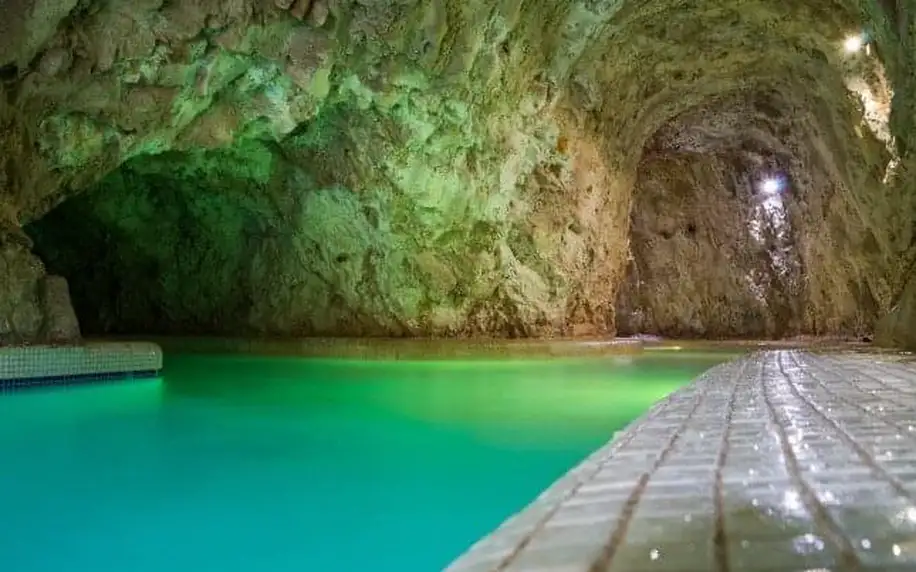 Maďarsko: Miskolc u jeskynních lázní (400 m) a Adventure parku v Ambrózia Szálláshely *** s polopenzí a vínem