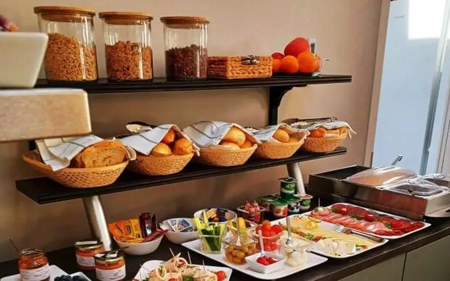 Eger v blízkosti termálů v Penzionu Indium City se snídaněmi formou bufetu a vstupenkou do Tureckých lázní