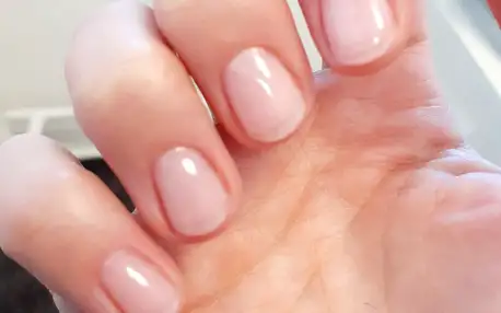 Pevné a krásné nehty bez třepení: gel lak i zpevnění