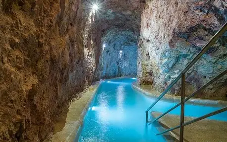 Miskolc jen 650 m od jeskynních lázní v Penzionu Zenit se snídaní/polopenzí, welcome drinkem a slevami
