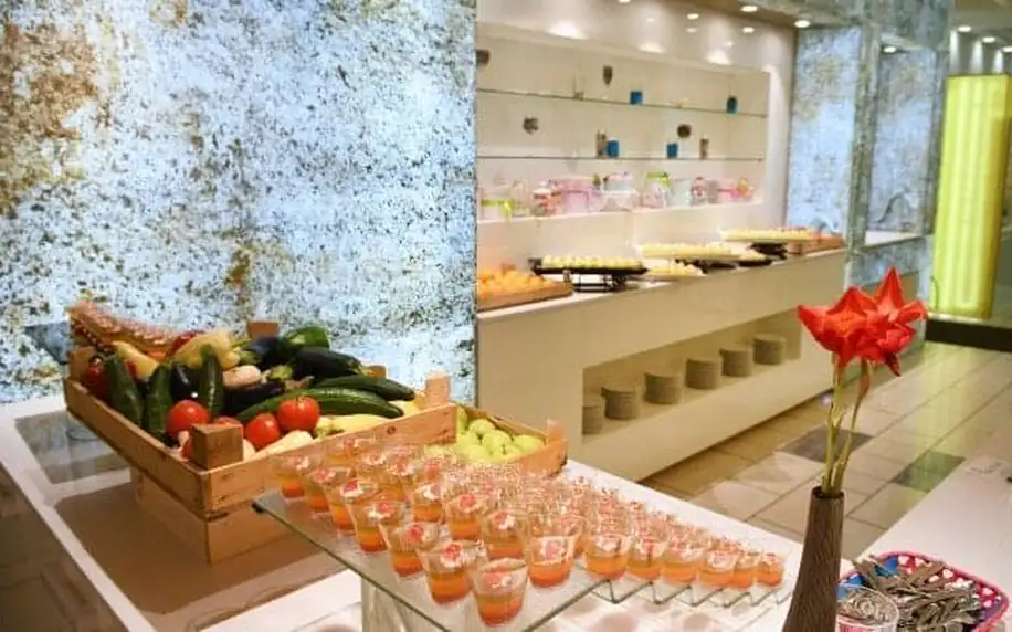 Siófok: Luxus na břehu Balatonu v Hotelu Azúr **** s polopenzí a neomezeným wellness s rozlohou 3 700 m²