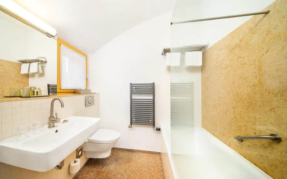 Designový hotel: snídaně, sauna i vstup na zámek