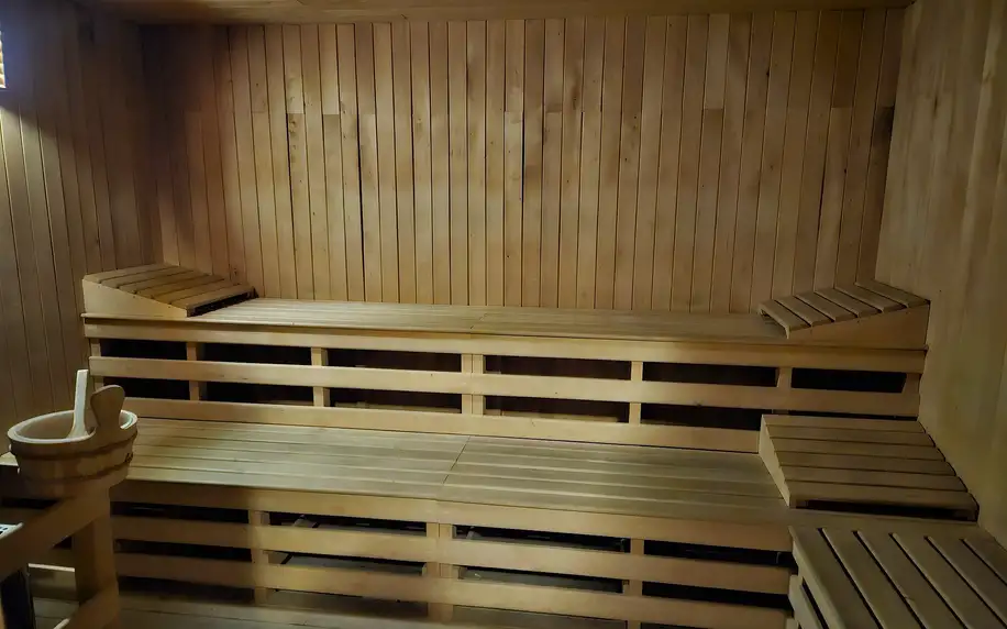 Privátní venkovní wellness: sauna i vířivka pro 2-4 os.