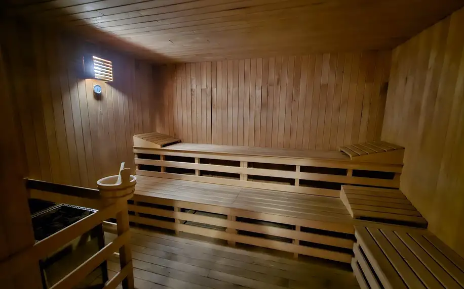 Privátní venkovní wellness: sauna i vířivka pro 2-4 os.