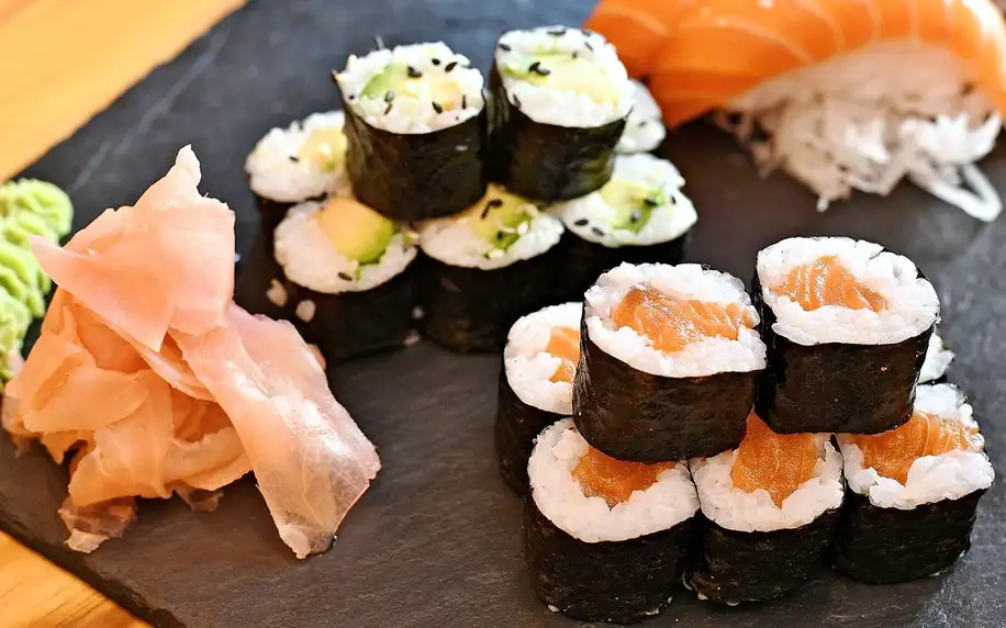 Sushi sety s 22–44 ks: klasické i speciální rolky