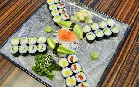 Až 64 rolek sushi: s okurkou, krevetami či lososem