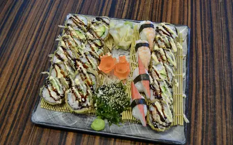 Až 64 rolek sushi: s okurkou, krevetami či lososem