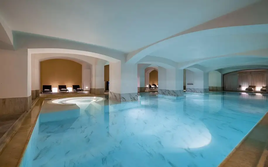 Honosný hotel v Praze i se snídaněmi či wellness