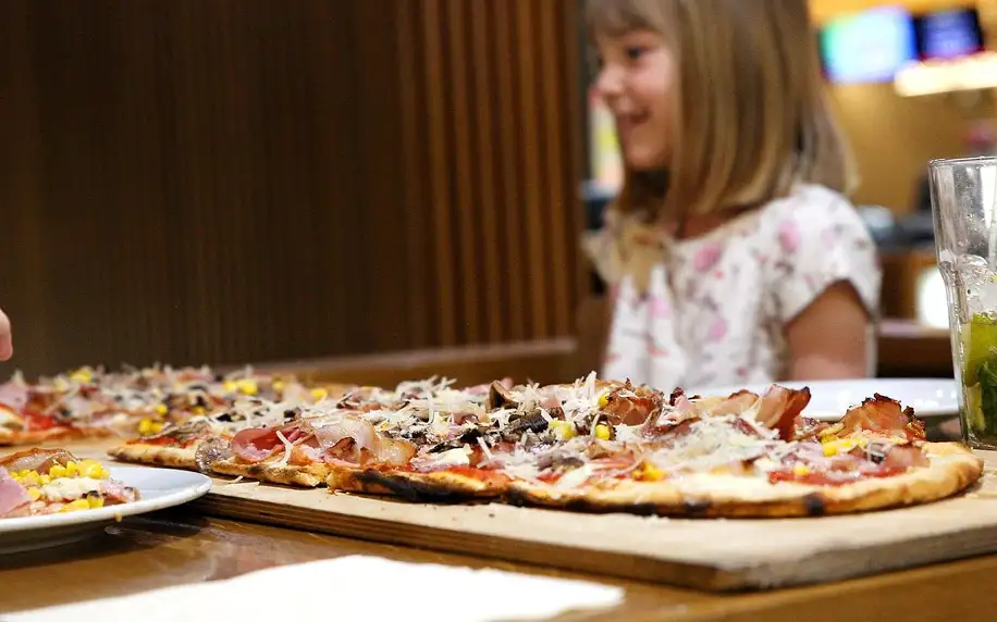Metr dlouhá pizza a bowling v moderním centru