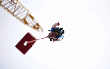 Extrémní bungee jumping z 90 m v polském Chorzówe