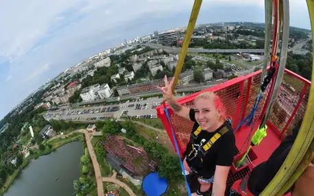 Extrémní bungee jumping z 90 m v polském Chorzówe