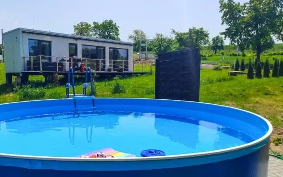 Pobyt v přírodě u Olomouce ve stylovém TINY HOUSE Black Swallow až pro 4 osoby + snídaně a venkovní bazén