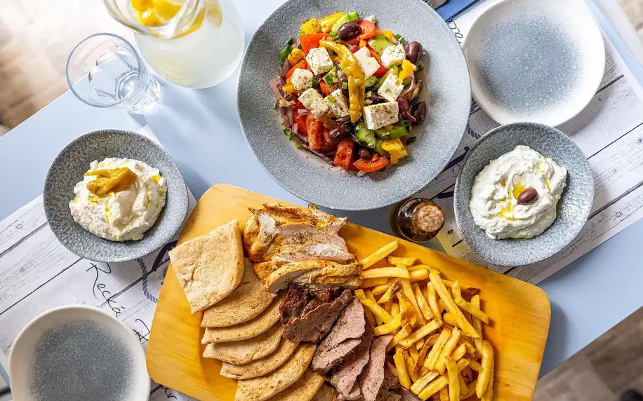 Steakové prkno z grilu v pravé řecké restauraci