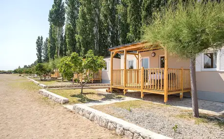 Mobilní domky v chorvatském Omiši: pláž i bazén