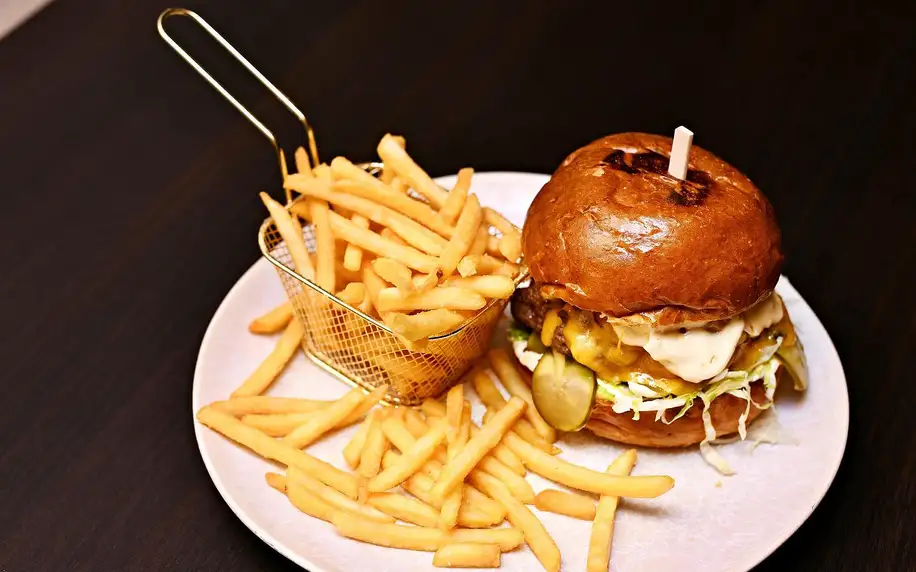 Jelení, klasický i pálivý hovězí burger pro 1–2 os.