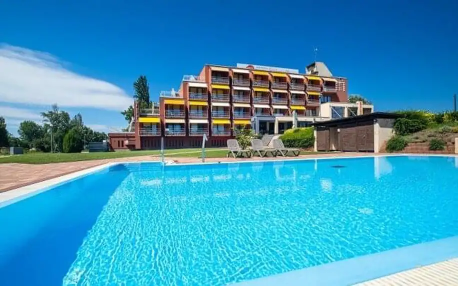 Balaton pár kroků od břehu: Hotel Margaréta **** s polopenzí a neomezeným wellness (bazény, sauny, vířivky)