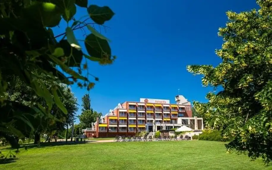 Balaton pár kroků od břehu: Hotel Margaréta **** s polopenzí a neomezeným wellness (bazény, sauny, vířivky)