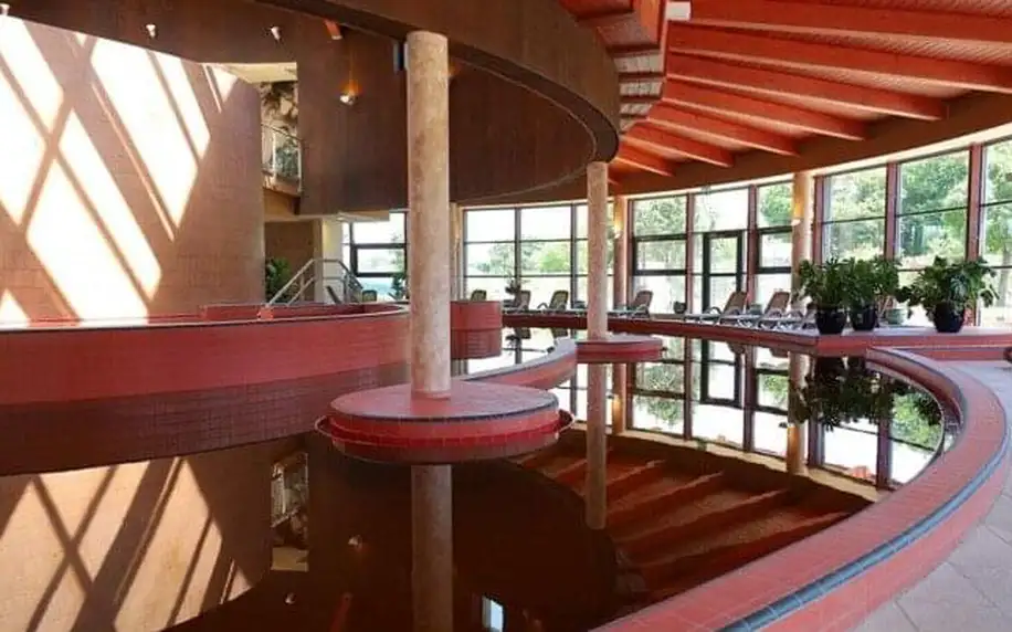 Györ nedaleko termálů: Hotel Golden Ball Club **** s neomezeným wellness (120 m² vodní plochy) a polopenzí