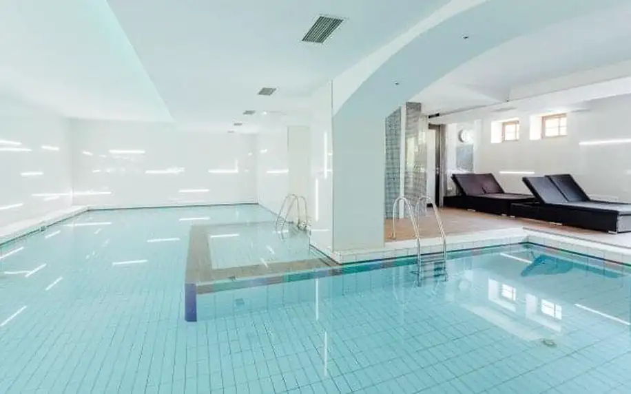 Slovensko: Kysuce v Hotelu Marlene **** s polopenzí, neomezeným wellness s bazénem, vířivkou a saunami + tenis