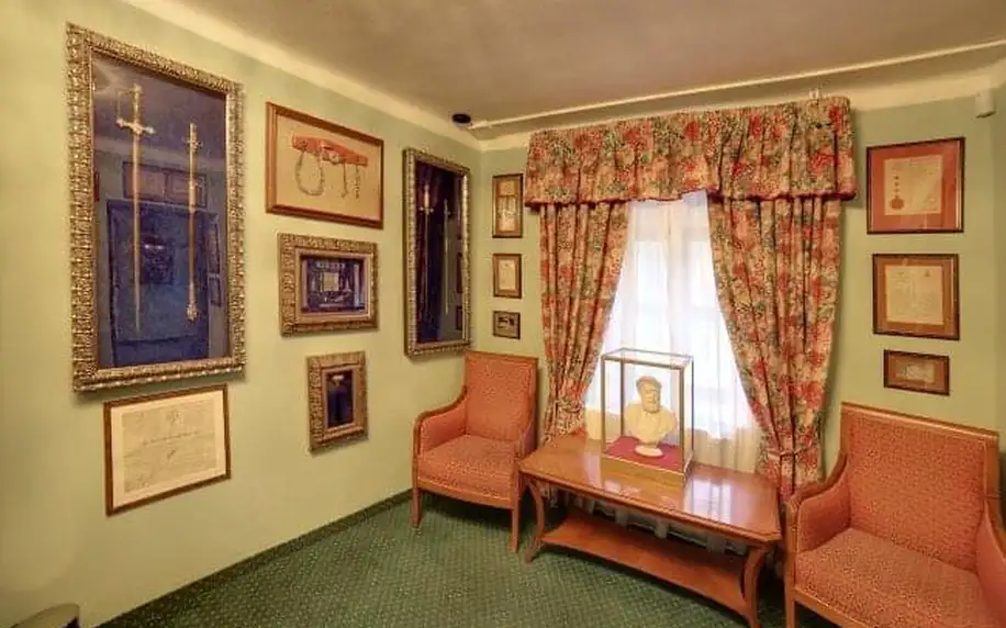 Loket u Karlových Varů s výhledem na hrad v Pensionu Masonic House **** se stylovými pokoji a snídaněmi