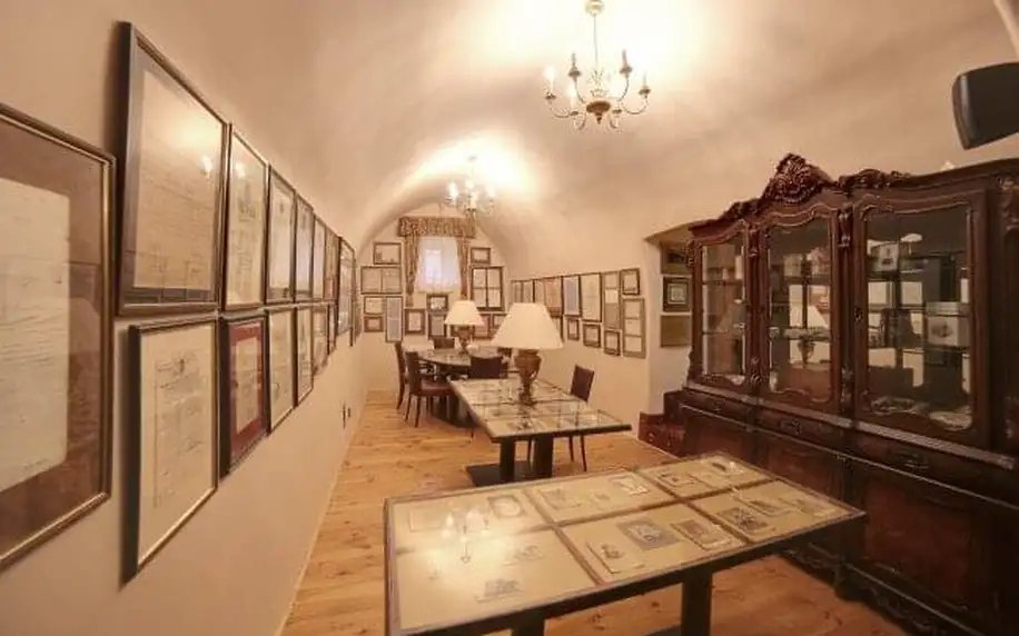 Loket u Karlových Varů s výhledem na hrad v Pensionu Masonic House **** se stylovými pokoji a snídaněmi