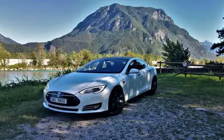 Limuzína i supersport, jízda ve voze Tesla Model S