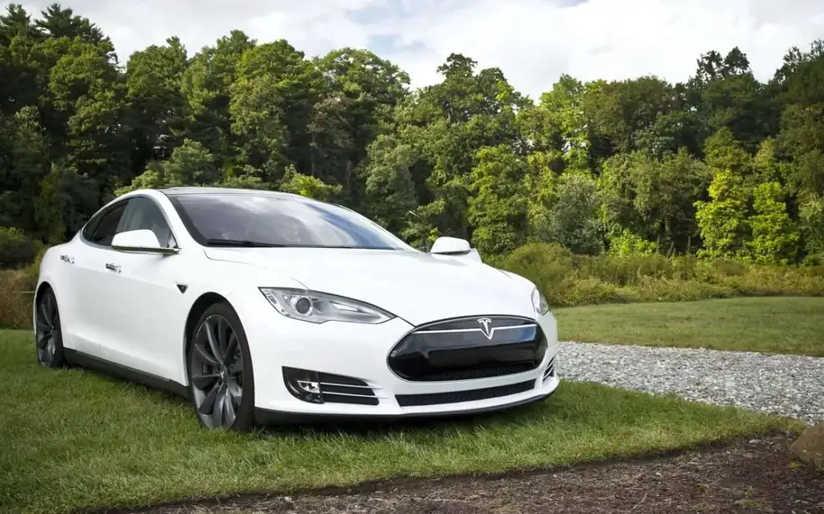 Projeďte se v limuzíně s duší supersportu: Jízda v Tesla Model S
